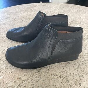 Kenneth Cole Gentle Souls Arlene booties 8 gray leather upper